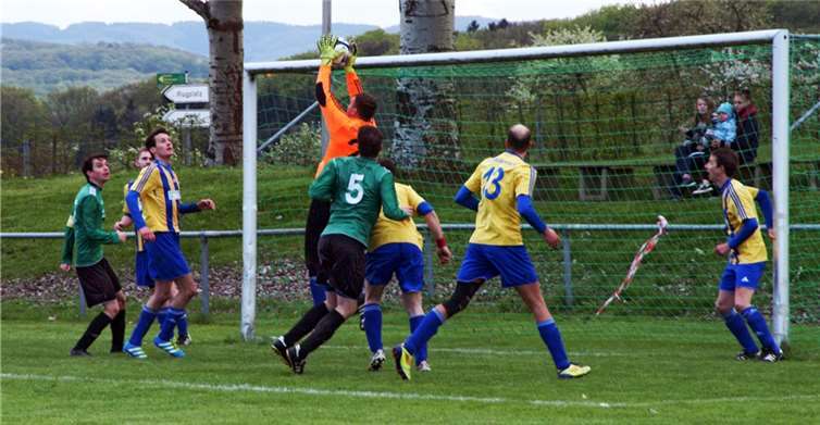 Ein ums andere Mal machte der Torwart aus Müllenbach die Chancen der Frankener zunichte. Wolf Eggers, Sinzig-Franken.