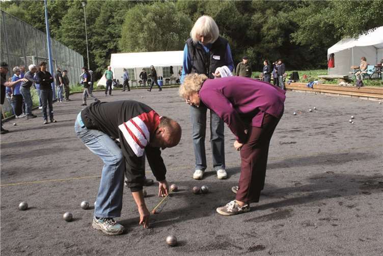 Ein ums andere Mal musste das Maßband helfen, um einen Sieger ermitteln zu können. privat