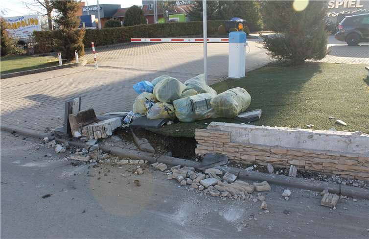Ein unbekannter Fahrzeugführer beschädigte die Begrenzungsmauer vor einer Spielstation in Mendig. Foto: Polizei
