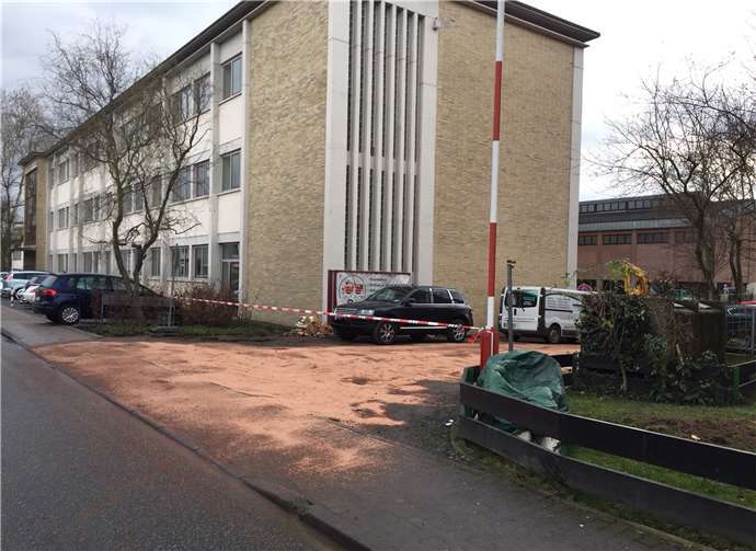 Ein unbekannter Pkw-Fahrer hat in der Thielenstraße in Koblenz Motoröl verloren und dadurch die gesamte Parkplatzeinfahrt verschmutzt. Foto: Polizei