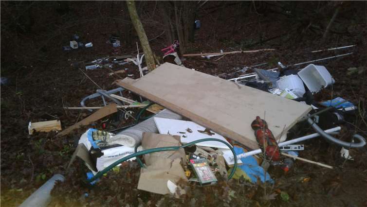 Ein unbekannter Täter hat größere Mengen Sperrmüll auf einem Waldstück in Bad Neuenahr-Ahrweiler abgeladen. Fotos: Polizei