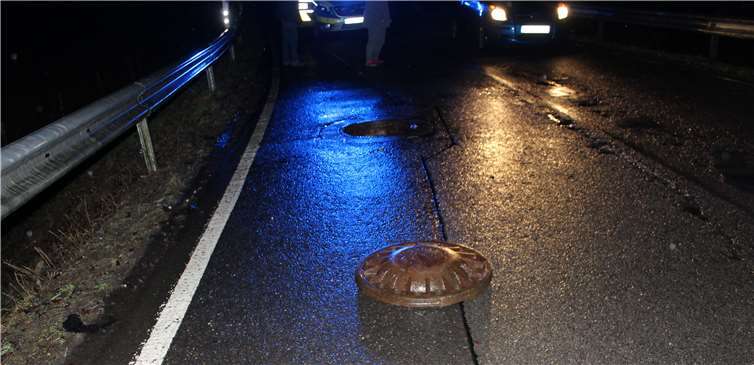 Ein unbekannter Täter hatte einen Gullydeckel auf der L261 ausgehoben und auf die Fahrbahn gelegt. Foto: Polizei Bonn