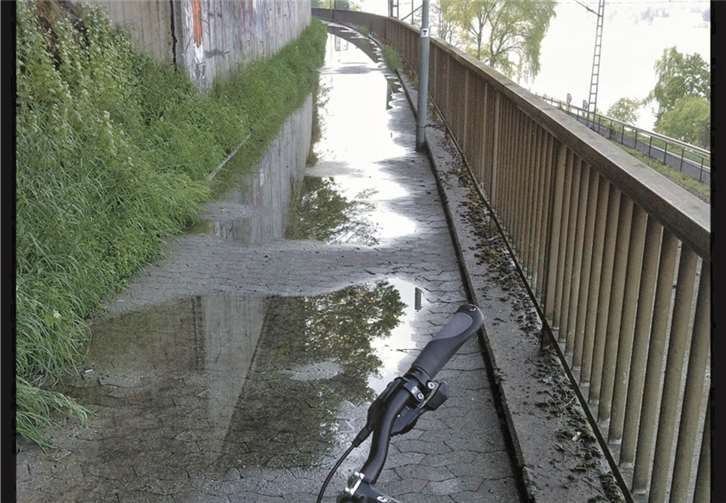 Ein unerfreuliches Bild bietet sich auf dem Bild, welches Blickarazzi Daniel Kops der BLICK aktuell-Redaktion übersendet hat:“ Das Bild zeigt den Radweg zwischen Andernach nach Namedy, nach einem starken Regenschauer. Noch weiter, wie auf dem Bild zu sehen, steht das Wasser vollflächig, mehrere Stunden knöcheltief. Da der Weg auch der einzige Fußweg ist, eine absolute Zumutung. Ich habe die Stadt schon mehrmal darauf hingewiesen, aber ohne Erfolg.“ Foto: Daniel Kops