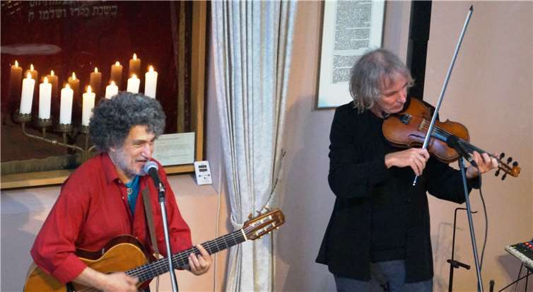Ein ungewöhnliches Paar, das sich auf der Bühne blind verstand: Der Israeli Ofer Golany (li.) und sein deutscher Musikerfreund Alexander Meyen.Fotos: Gregor Schürer