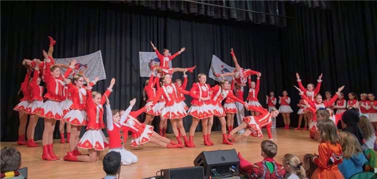 Ein unterhaltsames Programm wurde geboten.  Fotos: Möhnenclub Zuckerklümpchen Vettelschoß