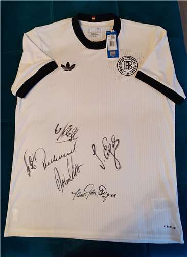 Ein Abend voller Sport, Solidarität und Stars Ein unterschriebenes Trikot der Nationalmannschaft wird unter den Spendern verlost. Foto: privat
