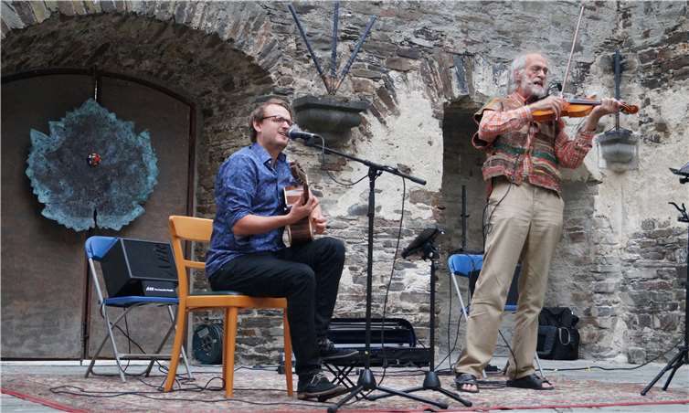 Ein unwiderstehliches Duo: Klaus der Geiger und Marius Peters (von rechts). Foto: SEL