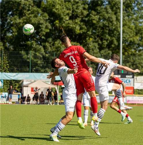 Ein verbissenes Kopfballduell: Auf dem Kaiserberg ging es zur Sache.  Fotos: Max Jäger