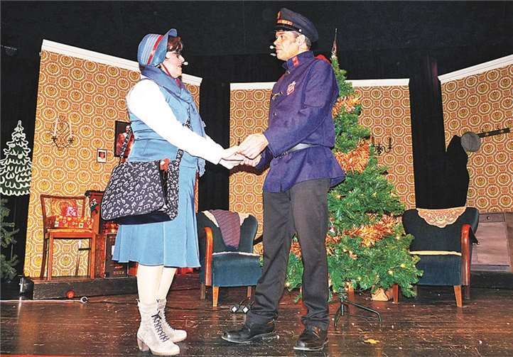 Ein verliebtes Paar: Sergeant John (Johannes Ellerich) und Gefreite Friederike (Friederike Assion-Bolwin).
