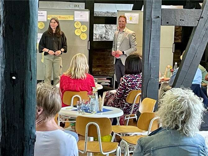 Ein vielfältiges Teilnehmerfeld aus Sportvereinen, Partnerschaftsverein, Jugendbetreuung, Kirchen, ZWAR-Gruppen, Heimat- und Bürgervereinen, Chorgemeinschaften sowie Klima-, Natur- und Nachhaltigkeitsinitiativen versammelte sich kürzlich in der Scheune des Köllenhofs. Foto: privat