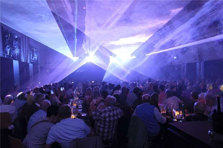 Ein visuelles Highlight bildete die professionell inszenierte Lasershow, die zur Musik aus dem Film „Titanic“ ein eindrucksvolles Farbenspiel auf die Bühne brachte.