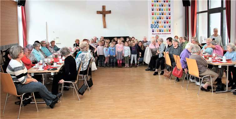 Ein voll besetztes Pfarrheim von mit den Kindern und Betreuerinnen von der Kita Maria Himmelfahrt. Foto: privat