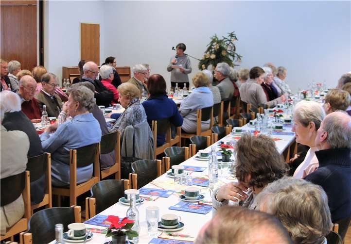 Ein vollbesetztes Gemeindehaus bei der Adventsfeier des Evangelischen Vereins Heddesdorf. privat