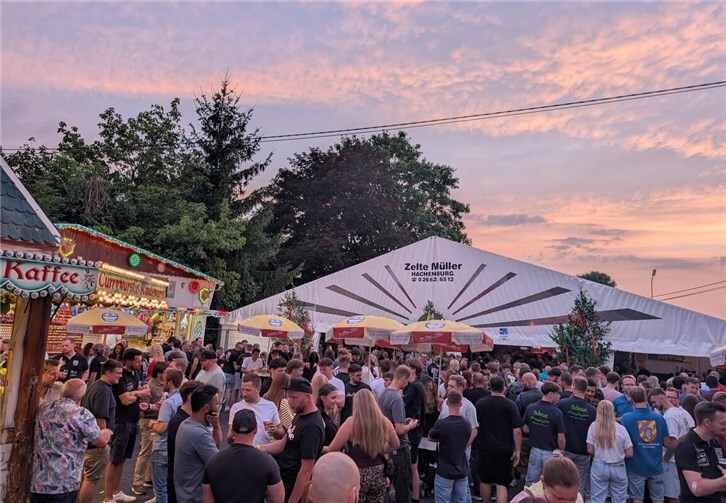 Ein voller Kirchplatz am Kirmesfreitag mit 1.000 Gästen