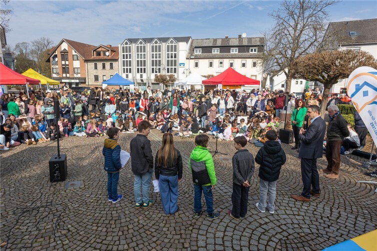 Ein voller Marktplatz am Aktionstag gegen Rassismus in Selters.