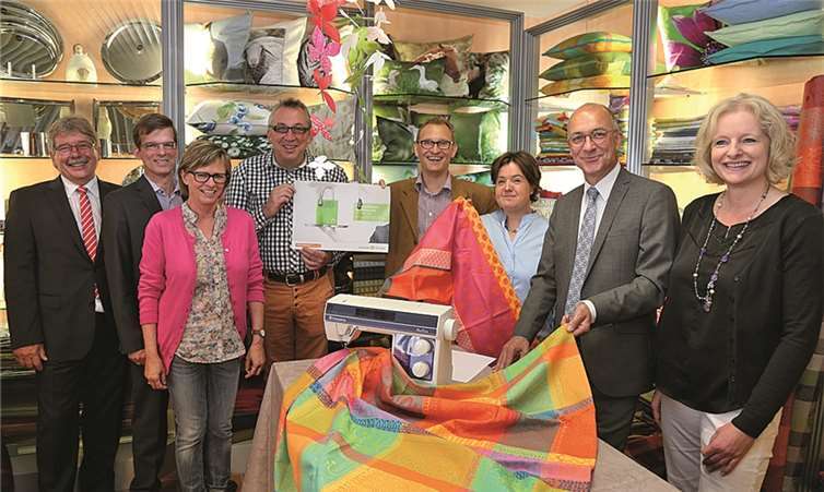 Ein volles Haus hatte Christina Piel, als Bürgermeister Bert Spilles in ihrem Geschäft die Meckenheimer Servicewoche eröffnete.StF