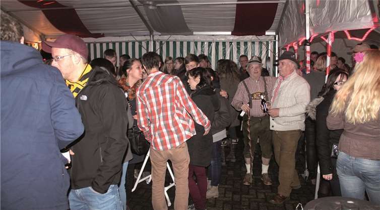 Ein volles Haus und froh gelaunte Gäste war das Ergebnis der ersten Hüttengaudi in 2014. privat