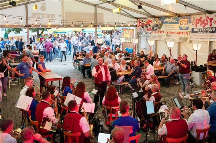 Ein volles Kirmeszelt mit Musik von den Rheinischen Musikfreunden Kettig. Fotos: SCH