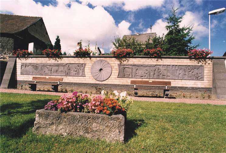 Ein vom Steinhauerverein geschaffenes Relief aus Basalt, eingefasst in Tuffstein kann an der Kreuzung Wasserschöpp und Oberstraße besichtigt werden.  Foto: FRE