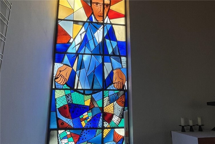 Ein von Otto Dix entworfenes Kirchenfenster in der Ev. Petruskirche in Öhningen