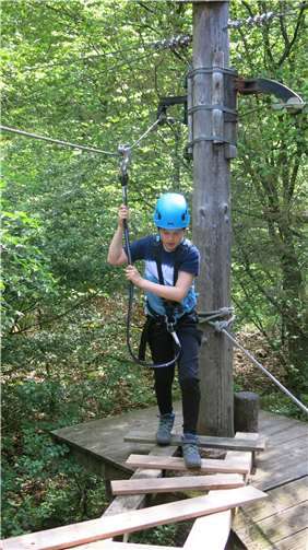 Ein wackeliger Weg in luftiger Höhe.