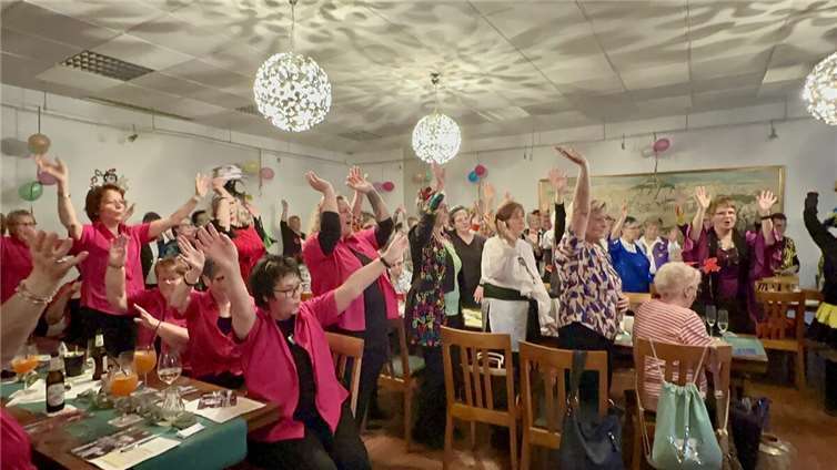 Ein wahres Spektakel der guten Laune boten die „Genevermiezen“ beim diesjährigen Frauenkaffee der St. Johannes Nachbarschaft Miesenheim. Foto: privat