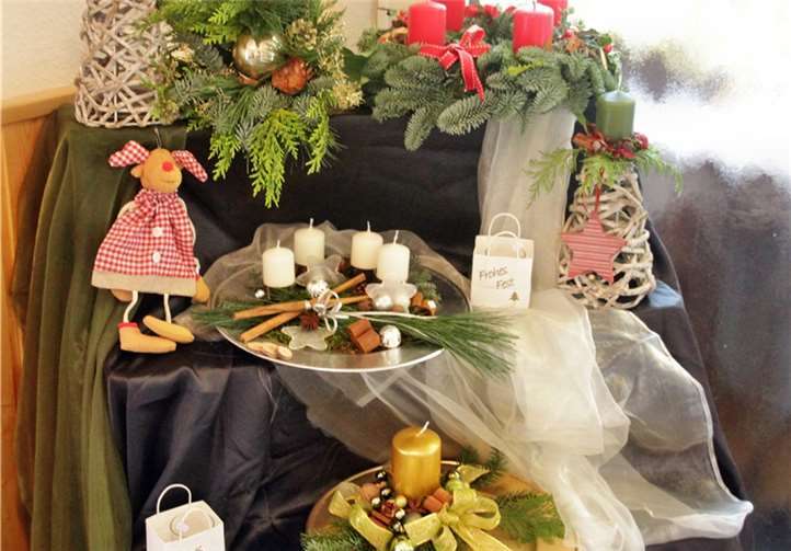 Ein weihnachtliches Ambiente im Eingangsbereich der Schützenhalle.