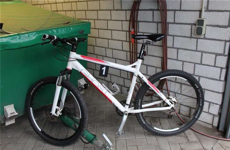 Ein weiß/rotes 26 Zoll Mountainbike der Firma Ghost wurde sichergestellt. Fotos: Polizei