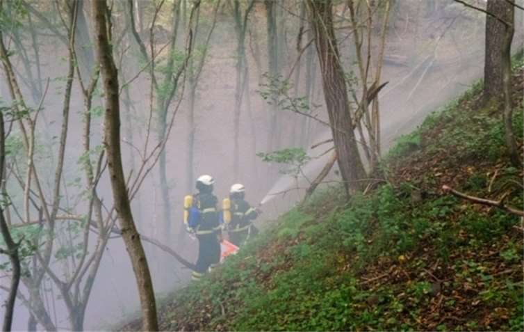 Ein weiterer Angriffstrupp rückt zusätzlich unter Atemschutz vor.Ziel ist die Abschirmung des Verletzen vor den Flammen, um soeinem weiteren Trupp die eigentliche Rettung im Steilhang zu ermöglichen.