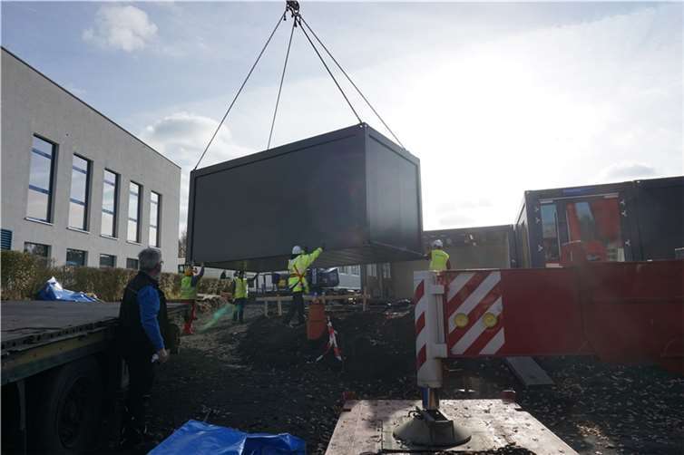 Ein weiterer Container für die Containeranlage wird auf dem Gelände der Gesamtschule aufgestellt.Foto: Gemeinde Swisttal