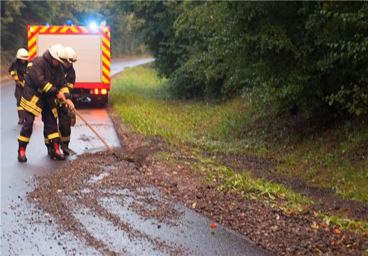 Ein weiterer Einsatz war Geröll von einer Straße zu entfernen, das großflächig auf die Fahrbahn gespült war.