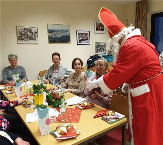 Ein weiterer Höhepunkt der Feier war der Besuch des Nikolauses (Jörg Hilden).