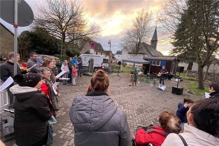 Ein weiterer Höhepunkt war das gemeinsame Singen am Dorfbrunnen.