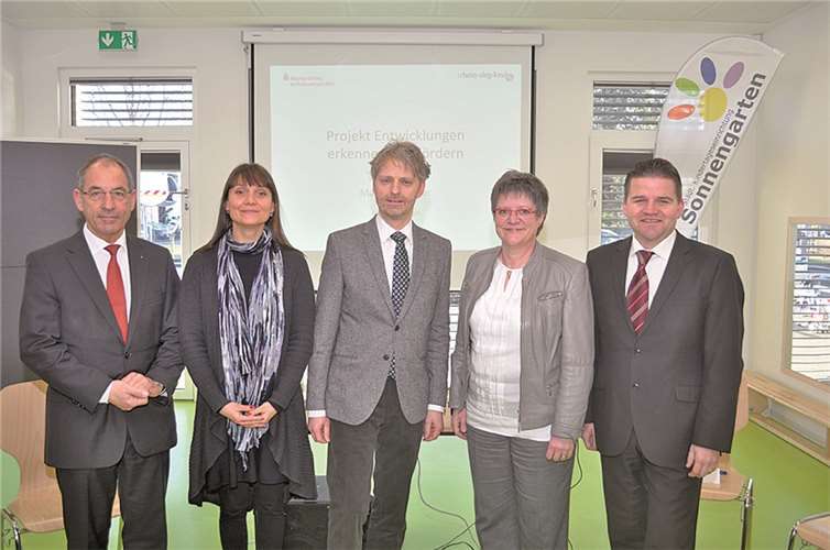 Ein weiterer Schritt zur Verbesserung der Bildungschancen in Meckenheim: v.l. Ludwig Radermacher, Marla Consalter, Christian Brand, Petra Fallet-Viehmann und Holger Jung.Stadt Meckenheim