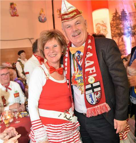 Ein weiteres Geburtstagskind im Saal, Christel Wendker, Standesbeamtin im Rheinbacher Rathaus, wurde von Bürgermeister Raetz gratuliert.
