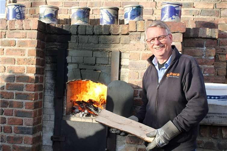 Ein weiteres Martinsmarkt Highlight war der klassische, mit Holzbefeuerte Langofen zur Herstellung von Töpferwaren, fachmännischbetreut vom „Brennteam historischer Holzbrandofen“.