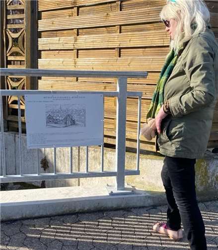 Ein weiteres Schild konnte an der Brücke über Brückerbach in der Grabenstraße (zur Erinnerung an die „Schleifmühle“) aufgestellt werden. Foto: privat