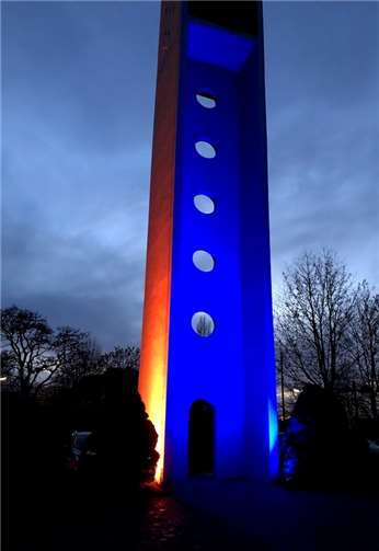 Ein weithin leuchtender Glockenturm zur MusikkircheLive.