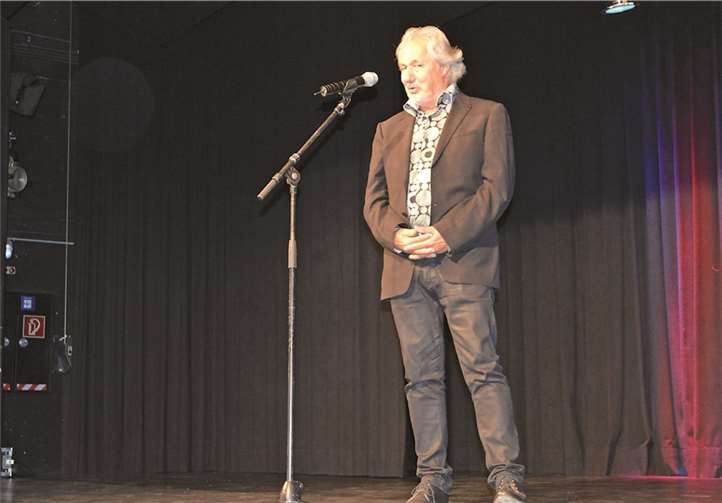 Ein wenig die Jahre gekommen ist er schon. In seinen 50 Jahren auf der Bühne trat Konrad Beikircher allein 13 Mal in Remagen auf. AB