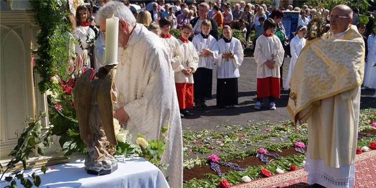 Ein wertvoller Altar aus Müden sowie eine Marienstatue zierten in Treis den Altar an der Moselallee. TT