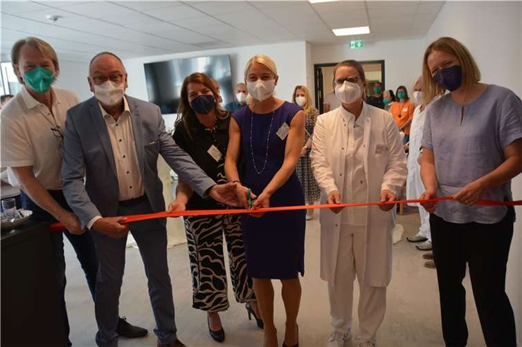 Ein wichtiger Augenblick für die Brohltal-Klinik: Die Station wird eröffnet!Von links: Ralf Waldecker (Pflegedienstleiter), Dr. Andreas Tecklenburg (Geschäftsführer Marienhaus Klinikum GmbH), Alexandra Bell (Pflegedienstleiterin), Claudia Häfner (kaufmännische Leitung der Klnik Burgbrohl), Miriam Knie (Chefärztin), Sabine Anspach (Geschäftsführerin Marienhaus Klinikum GmbH). Fotos: BE