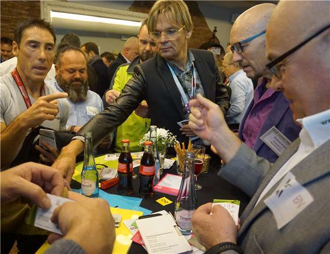 Ein wichtiger Bestandteil der BNI-Arbeit ist der Tausch von Visitenkarten.