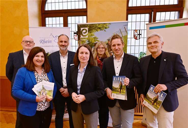 Ein wichtiger Meilenstein der überregionalen touristischen Zusammenarbeit wurde jetzt offiziell besiegelt.  Foto: Ahr-Foto / Kreisverwaltung Ahrweiler