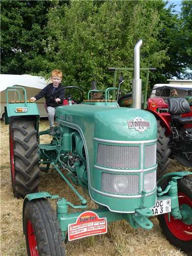 Ein willkommenes Highlight auch für die anwesenden Kids, die gerne auf eines der alten Ungetüme kletterten.