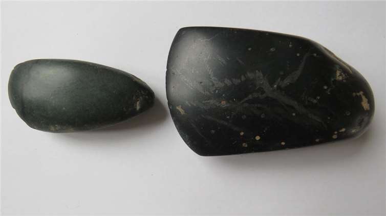 Ein wirklich kostbarer Schatz: Die Original Niederwerther Steinbeilklingen aus der Jungsteinzeit. Ca. 5000 Jahre altes kulturelles Erbe.  Foto: Stefan Krumme