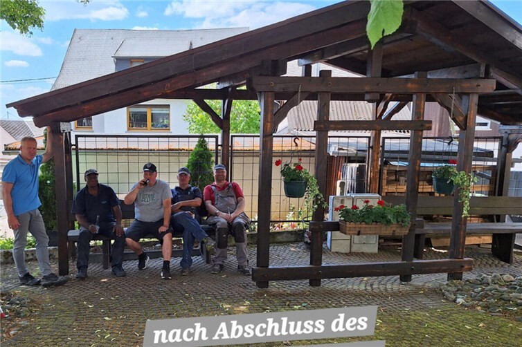 Ein wohlverdientes Bier nach Abschluss der Arbeiten auf dem alten Dorfplatz