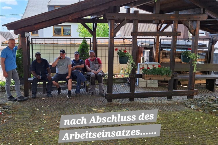 Ein wohlverdientes Bier nach Abschluss der Arbeiten auf dem alten Dorfplatz