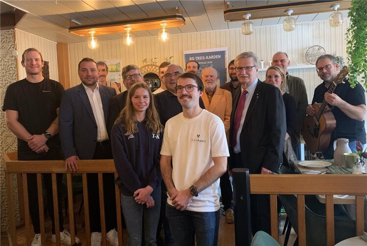 Ein „Dorfverein“ mit internationalem Triumph Ein würdevoller Empfang der diesjährigen Medaillengewinner der Rudergesellschaft mit v.li. Mattes Schönherr, Benedikt Oster, Wolfgang Lambertz, Hannah Schenk, Simon Haible, Michael Hippert, Jonas Wiesen, Alexander Diedrich, Edwin Scheid, Max Senger, Siegfried Niederelz, Anja Schenk, Josef Bleser und Michael Lohmann. Foto: Dagmar Hippert