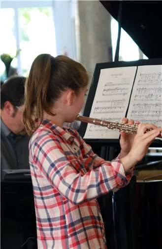Ein wunderschönes Duett spielte Henriette Blechen mit der Querflöte begleitet vom Flügel.