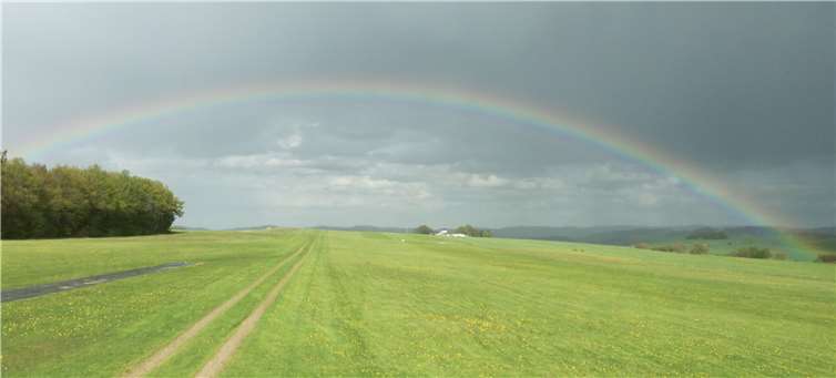 Ein zauberhafter Regenbogen über der Ahreifel umrahmt den grandiosen Weitblick vom 480m hoch gelegenen Flugplatz in Wershofen. Rainer Schneck